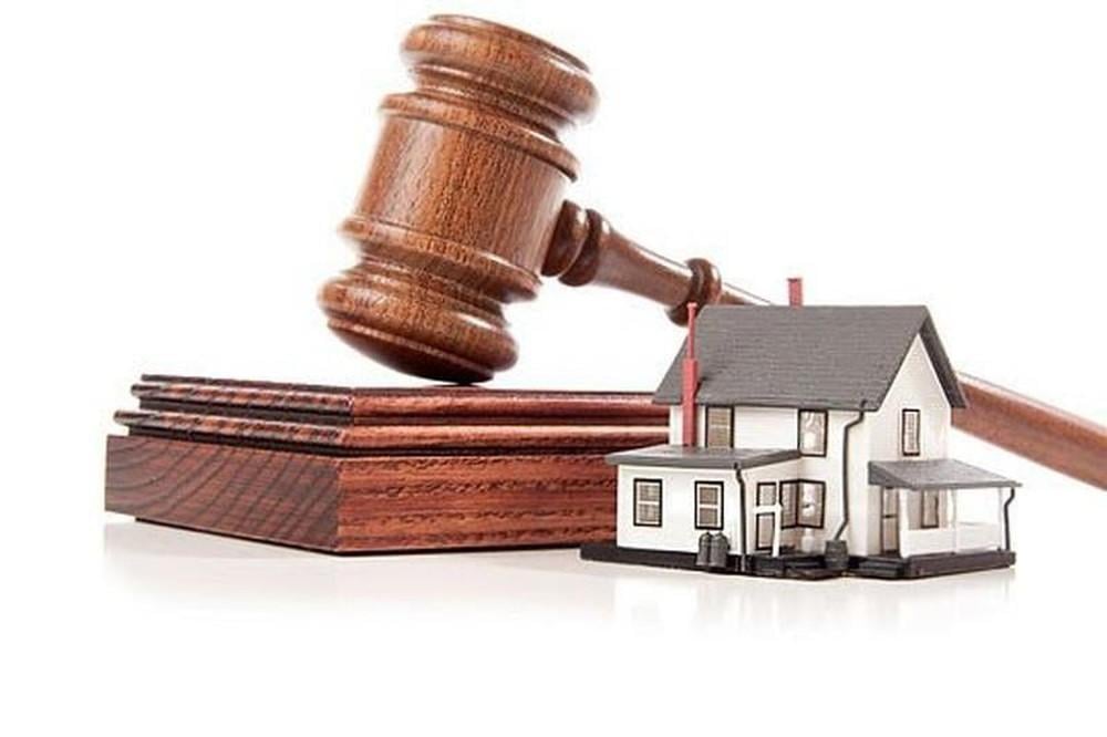 một ngôi nhà, một búa gỗ pháp luật