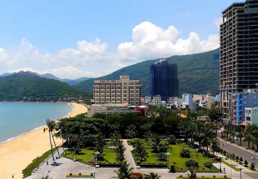 bất động sản nghỉ dưỡng condotel nằm ven biển cí cây cối và nhiều tòa nhà cao tầng