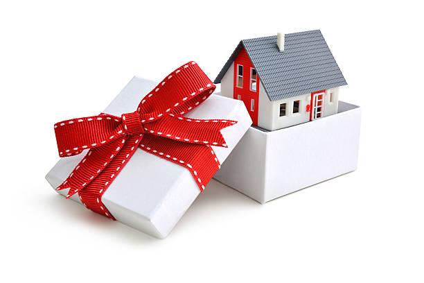 ngôi nhà được gói trong hộp quà
