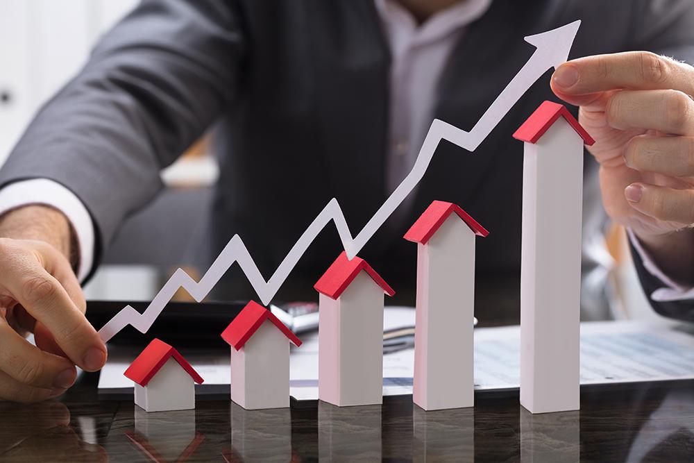 có một người đang cầm mũi tên có chiều tăng