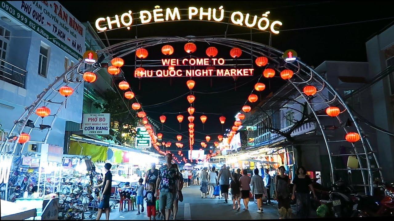 nhiều người đi mua sắm trên tuyến phố ban đêm