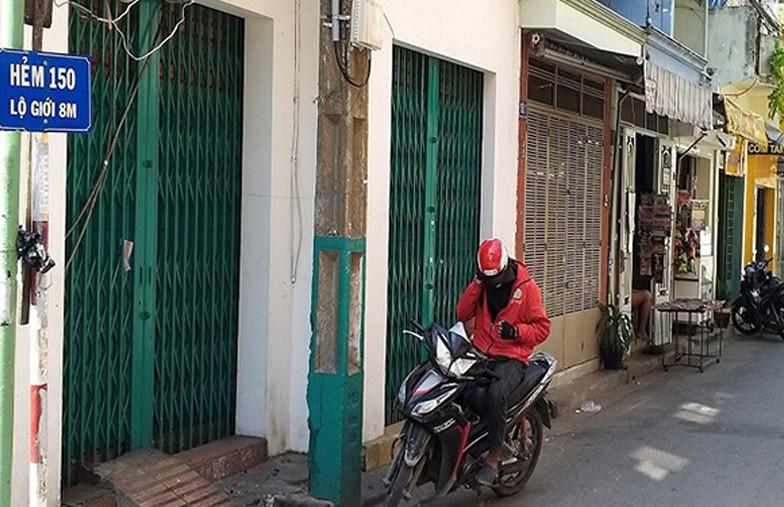 một hẻm nhỏ có gắn biển ghi lộ giới 6.0m