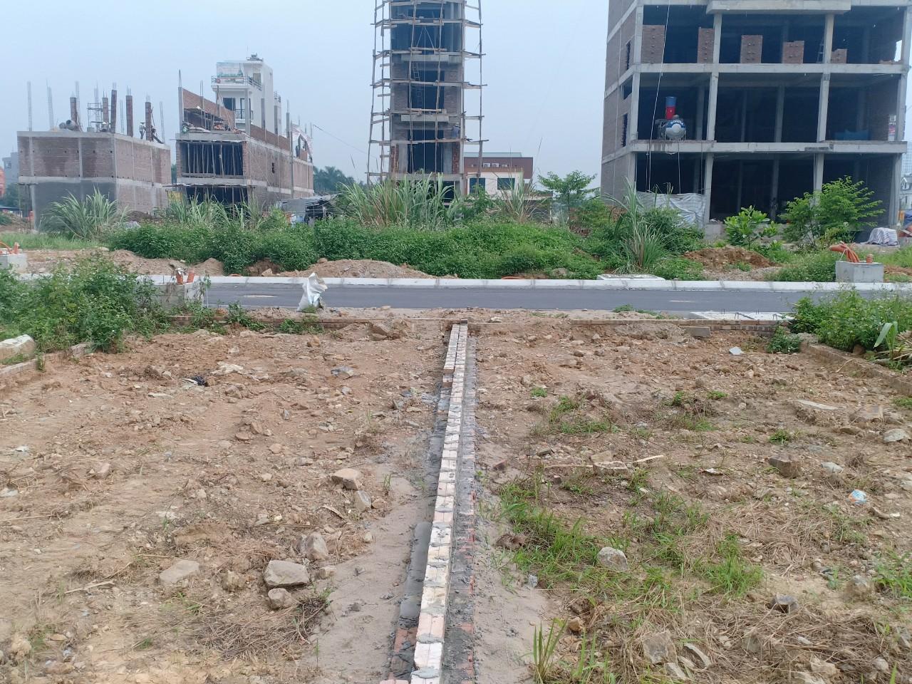 Khu đất dịch vụ cạnh nhà đang xây dựng