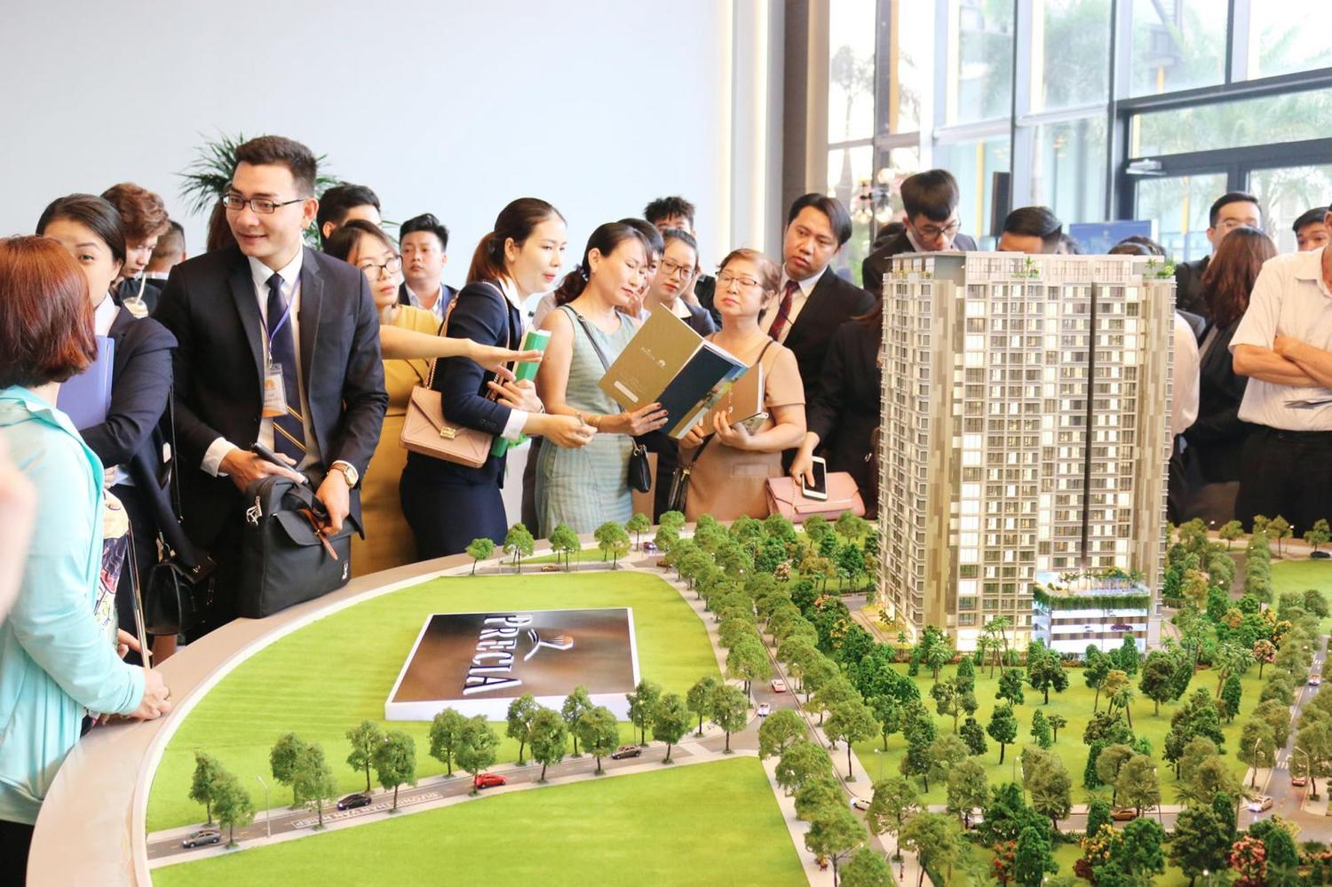 Hình ảnh khách hàng giao dịch