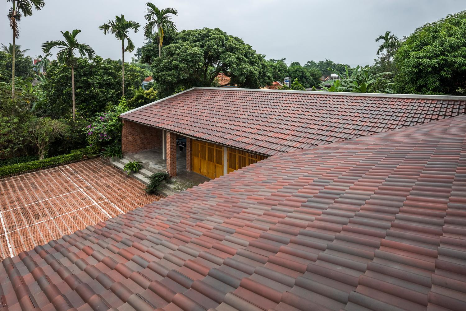Mái nhà lợp ngói, sử dụng hệ kết cấu kết hợp với bê tông để tiết kiệm chi phí, tăng độ bền chắc.