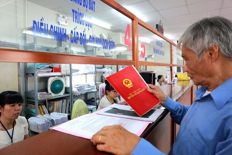 người dân đang làm thủ tục tại văn phòng đất đai