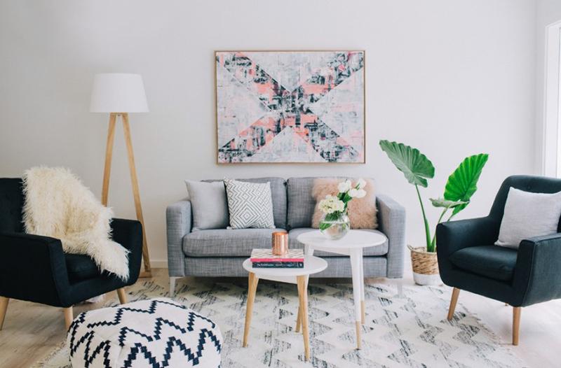 Thiết kế phòng khách phong cách Scandinavia sử dụng màu hồng pastel kết hợp tông màu trung tính