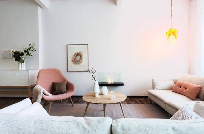 Không gian phòng khách phong cách Scandinavia như bừng sáng nhờ gam hồng pastel ngọt ngào, thanh nhã.