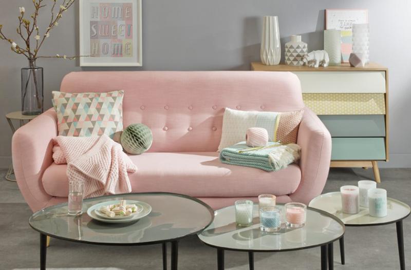 Góc phòng khách xinh xắn, thanh lịch với những gam màu pastel nhẹ nhàng như hồng, xanh ngọc, xanh lam.