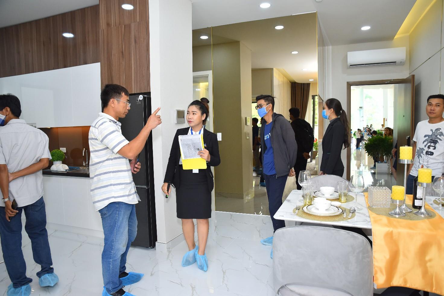 Khách đi tham quan dự án