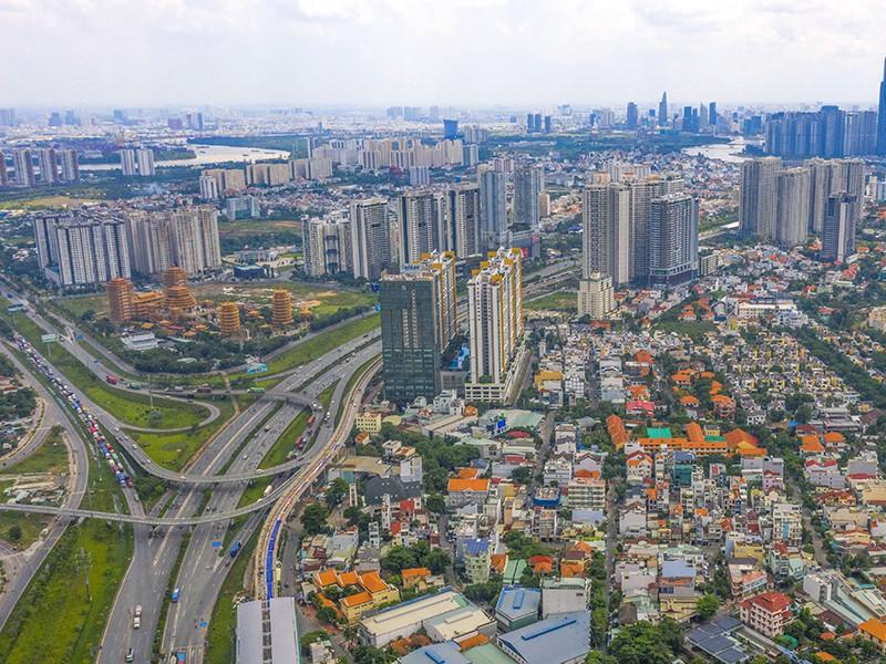 nhiều toà nhà trong thành phố, đường cao tốc, sông