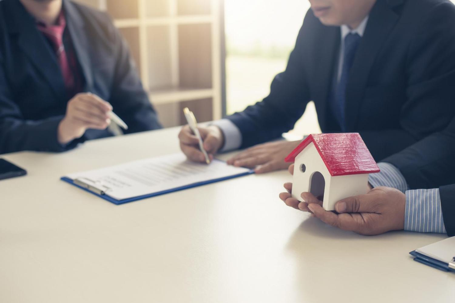 ảnh minh họa buổi ký hợp đồng mua nhà