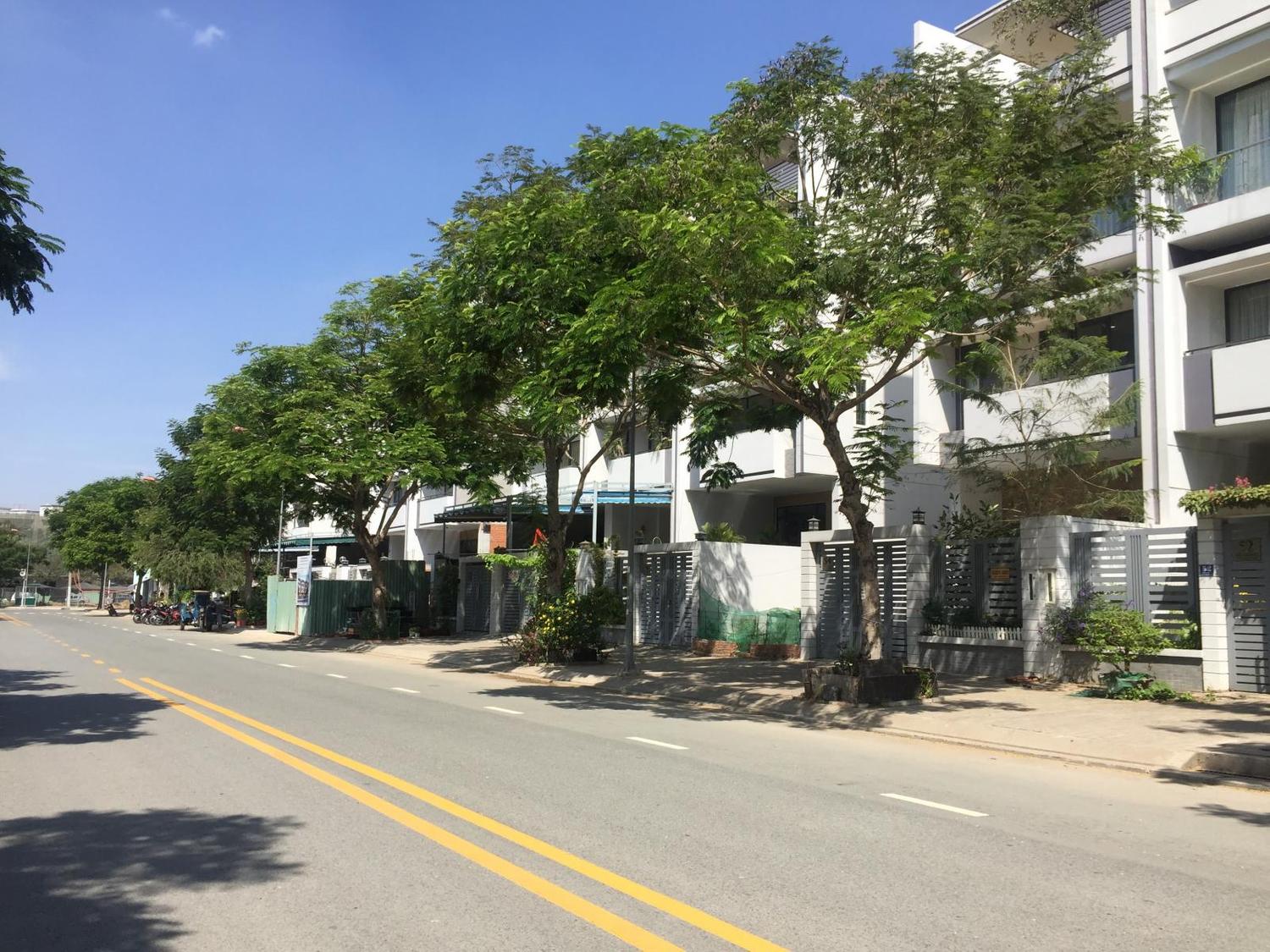 Dãy dự án nhà phố cạnh mặt đường lớn