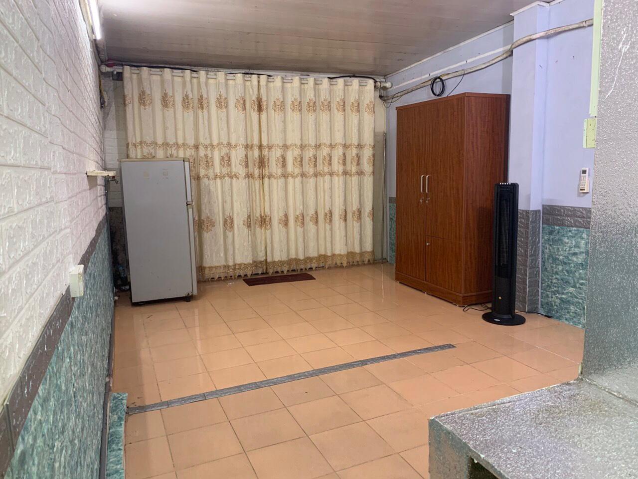 bên trong căn phòng có tủ, tủ lạnh và rèm