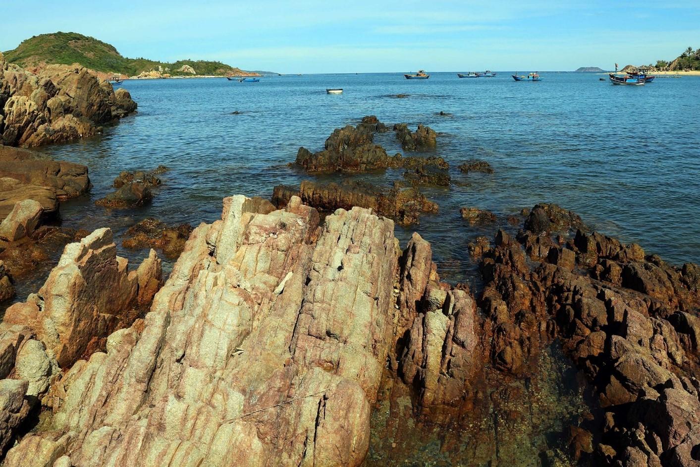 rặng đá nổi lên ở biển