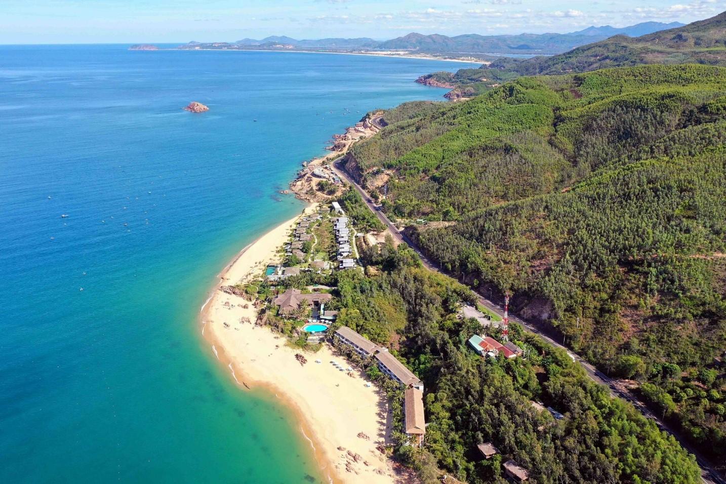 đường ven biển nhìn từ trên cao