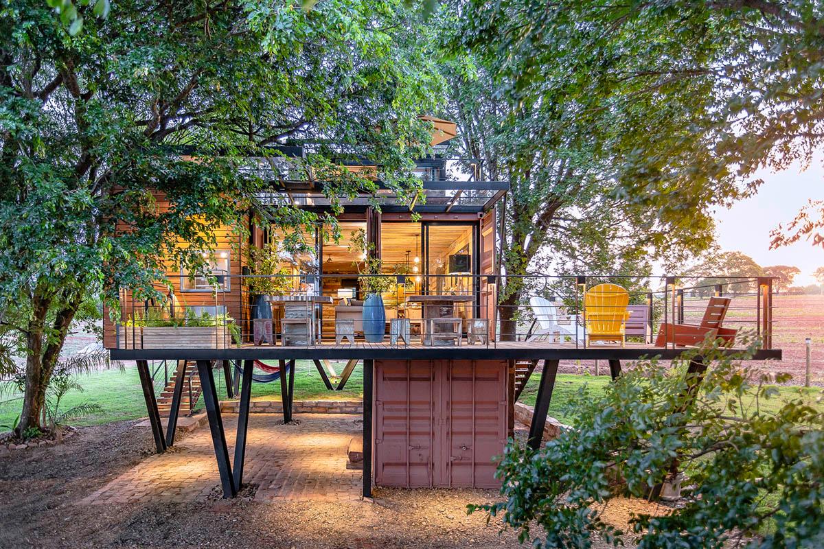 Ngôi nhà làm từ những thùng container đặt trong rừng