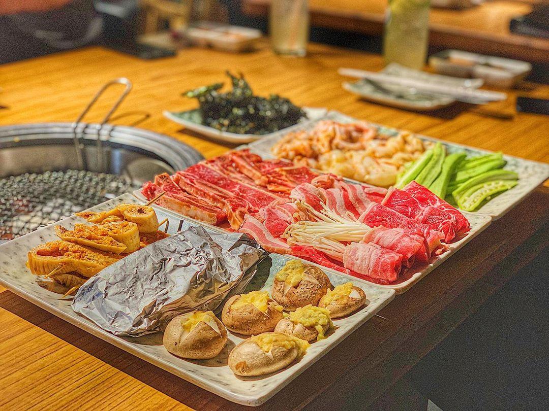Hương vị các món thịt và hải sản tại Hana Buffet được đánh giá là tươi ngon và đáng tiền