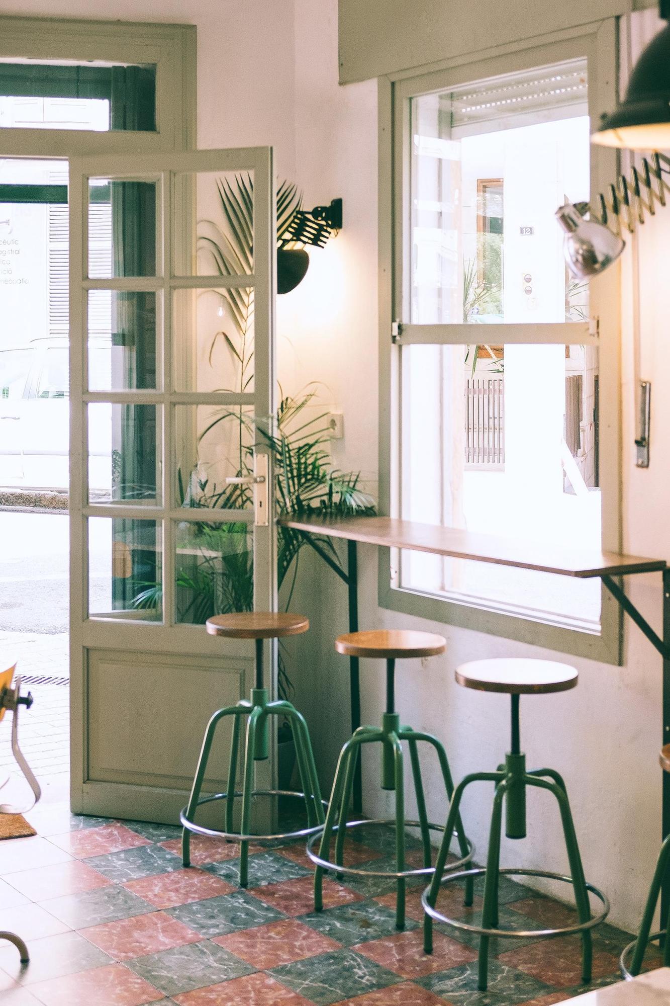 Trang trí cửa sổ tại quán cafe hoặc trà sữa