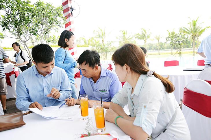 Một nhân viên môi giới bất động sản tư vấn cho khách
