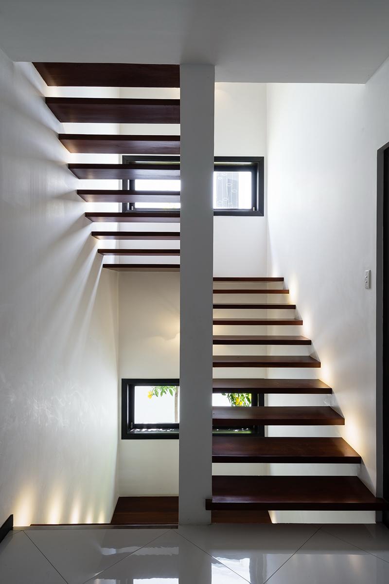  Một trong những dạng cửa sổ phá cách cho cầu thang