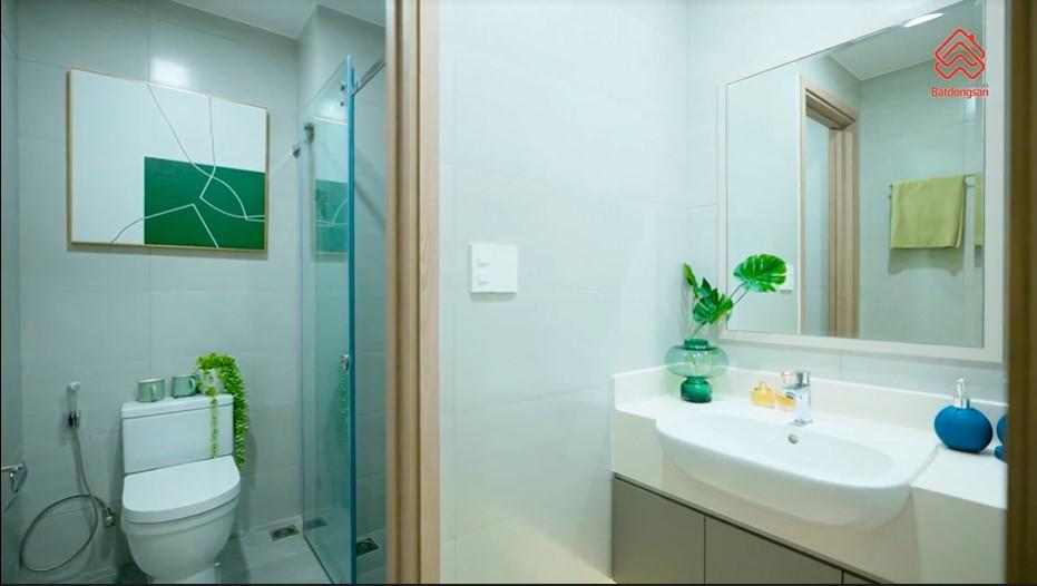 Toilet căn hộ MT Eastmark City được trang bị thiết bị vệ sinh cao cấp 