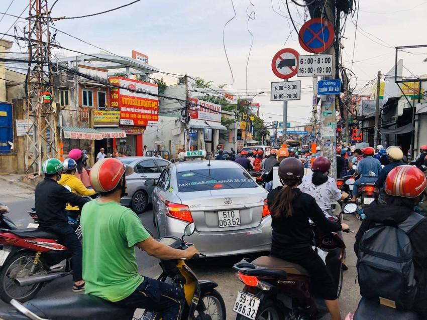 Kẹt xe trên đường Lê Văn Việt quận 9