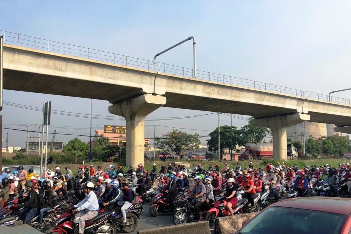 Kẹt xe quận 2 trên xa lộ Hà Nội