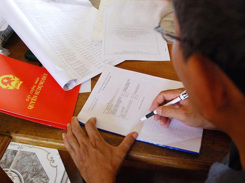 Cần nộp lệ phí công chứng theo quy định khi sang tên sổ đỏ 