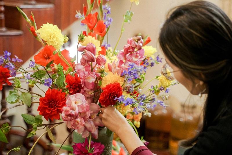 Dùng hoa để trang trí mang lại sự tươi mới cho không gian ngôi nhà