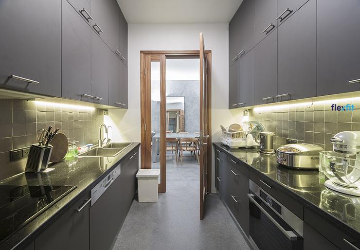 ánh sáng vàng trong phòng bếp