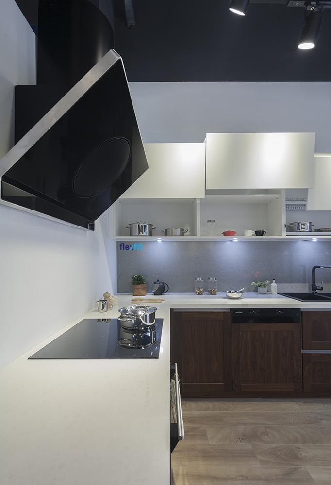 phối ánh sáng trong tủ bếp