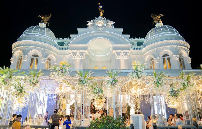 biệt thự màu trắng