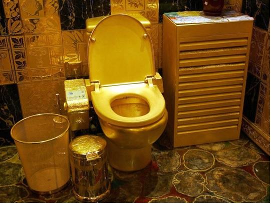 bồn cầu bằng vàng