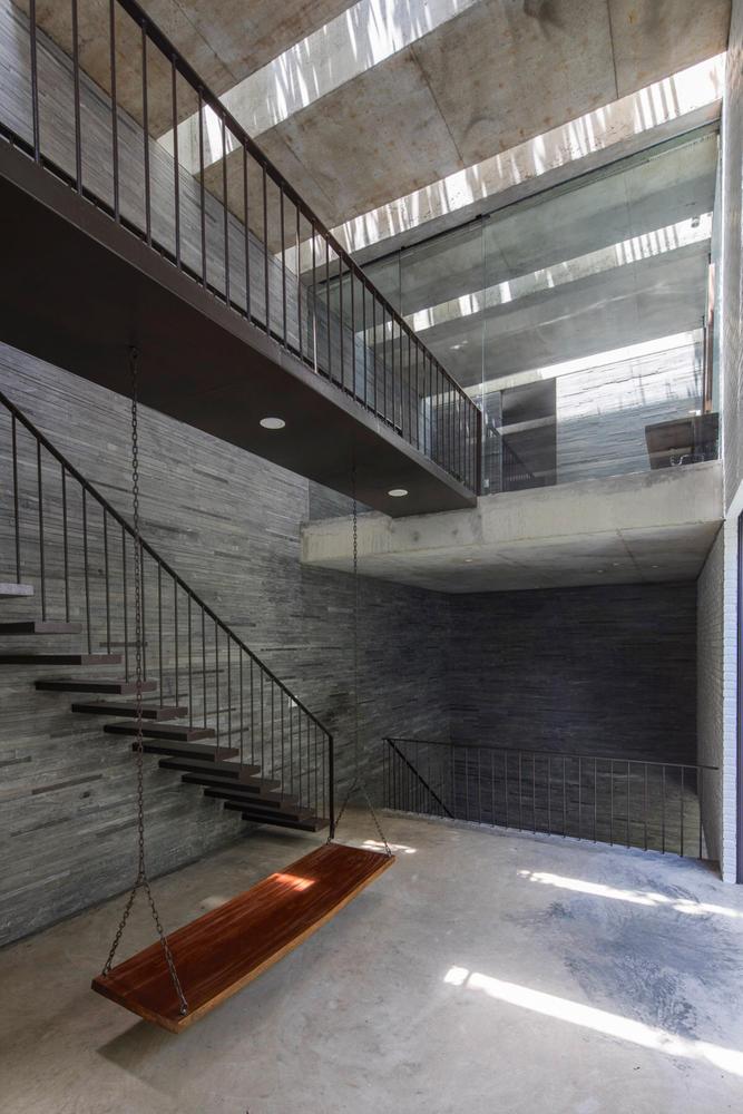 khe hẹp trên mái bê tông