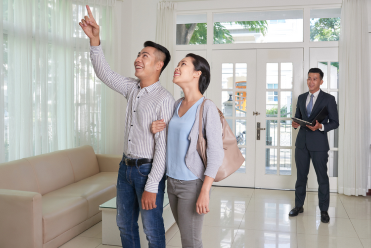 Môi giới nam dẫn hai vợ chồng đi xem nhà