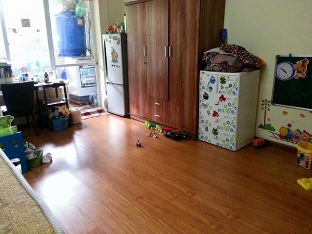 Một góc căn hộ tập thể cũ với tủ gỗ đựng quần áo, tủ nhựa và tủ lạnh kê sát nhau