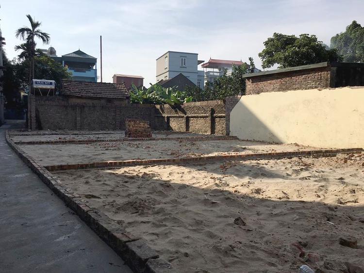 Ảnh chụp một khu đất chia thành 3 ô nhỏ, trong rải cát, xung quanh là khu dân cư, cây cối.