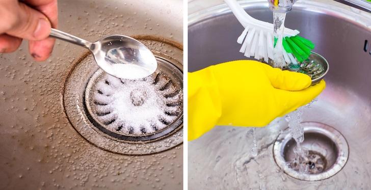 bàn tay người đang đổ thìa baking soda vào cống thoát nước bồn rửa