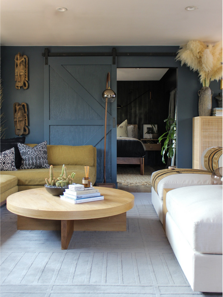 bàn tròn gỗ cùng sofa màu vàng đất trong phòng khách