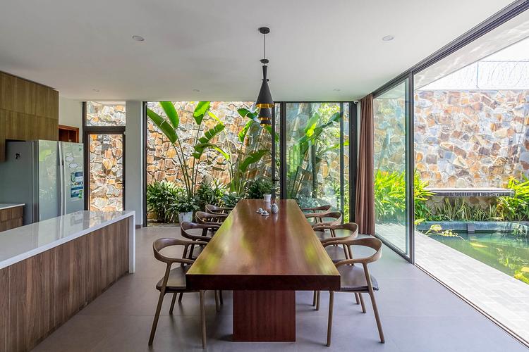 bàn ăn bằng gỗ cạnh hồ cá