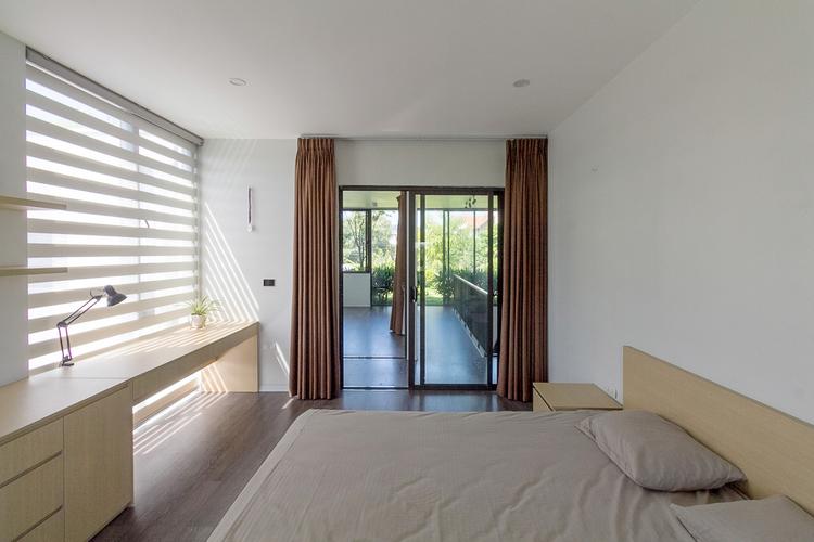 phòng ngủ đơn giản với giường và bàn làm việc