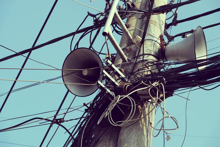 hai chiếc loa phường được treo trên cột điện