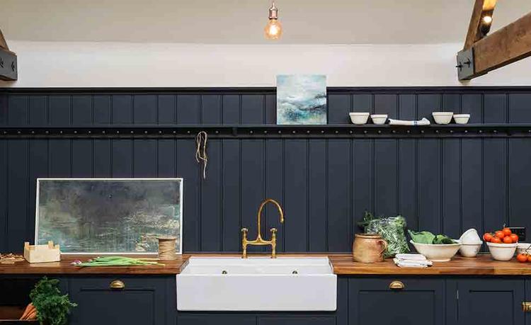 nhà bếp mang phong cách cổ điển với bồn rửa màu trắng và tổng thể tối màu