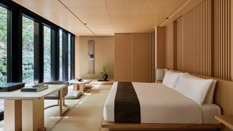 phòng ngủ kiểu Nhật với nhiều cửa kính lấy sáng