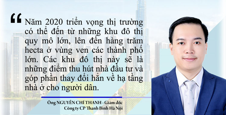 Chân dung người đàn ông trẻ mặc vest xanh đang cười mỉm.