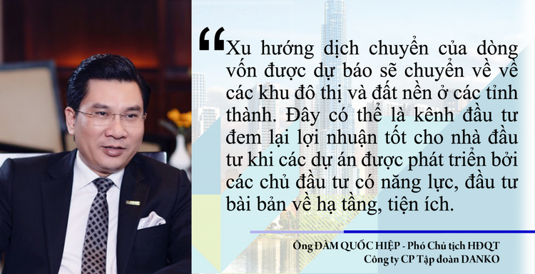 Chân dung người đàn ông trung niên đeo kính trắng, mặc vest đen.ư