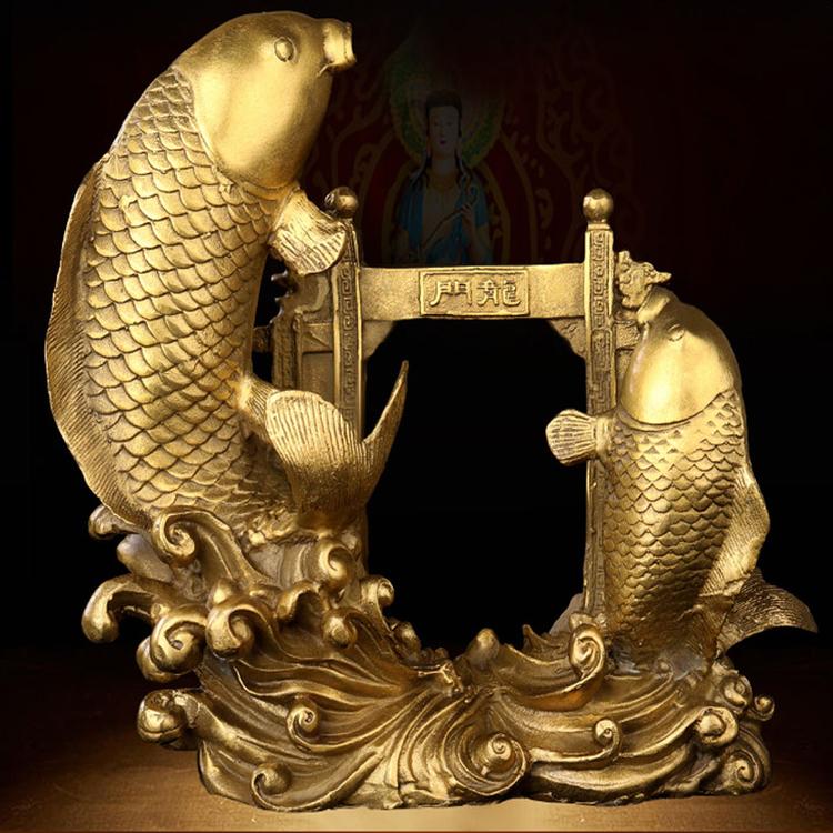 Tượng hai con cá chép bằng đồng một bên to một bên nhỏ ôm cổng vào vũ môn.