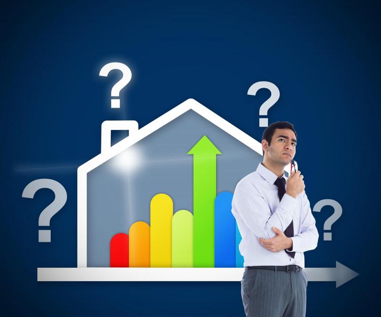 Hình ảnh người đàn ông đứng suy tư, phía sau là những dấu hỏi, mũi tên và mô hình ngôi nhà