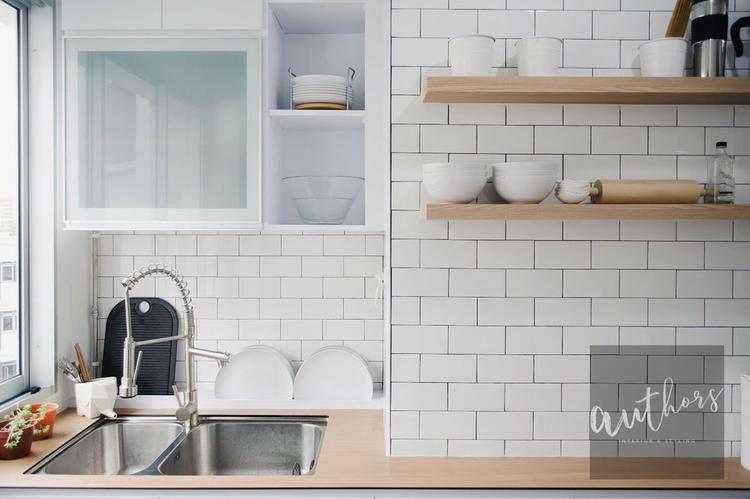 giá hong bát đĩa đặt sau bồn rửa